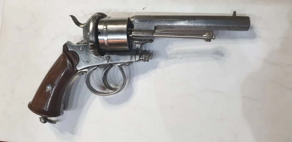 Restaurisani stari revolver sa drvenim rukohvatom