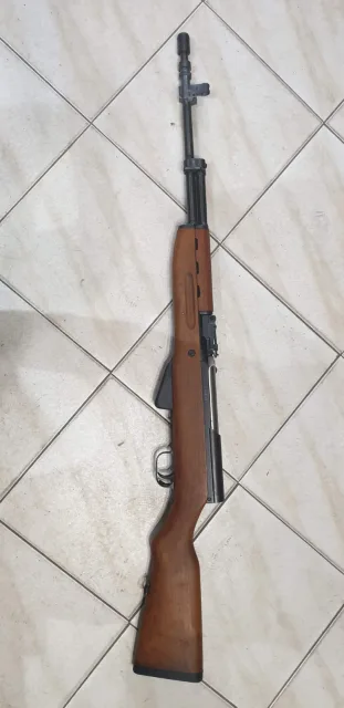 Poluautomatska puška sa originalnim drvenim kundakom pre prepravke