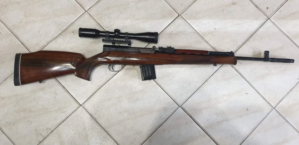 Ista puška posle prepravke, sa novim kundakom i montiranom optikom